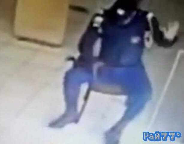 Бразильский полицейский доигрался с заряженным пистолетом и прострелил себе ногу (Видео)