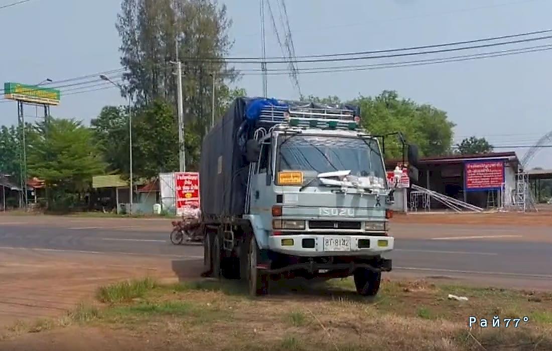 Грузовик без тормозов скатился с уклона дороги в Таиланде